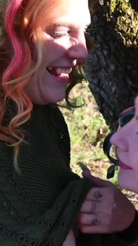 Boozing čaj a lízání prsou! Venku Extra před celou scénou zábava