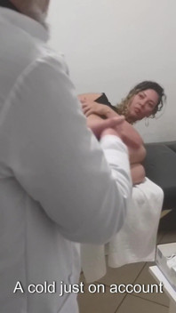 후장 검사 중 항문 전문의에게 손가락을 대는 환자.