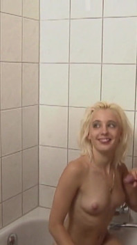 O gagică blondă din Germania a fost futută în cur la duș