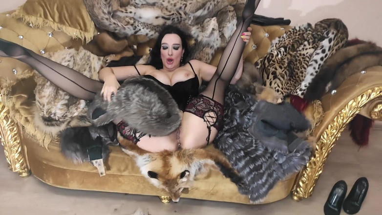 Princess18_: 操毛皮，在毛皮上喷和撒尿
