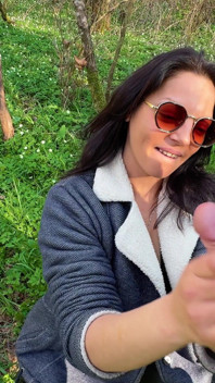 Forest Ręczna robota: para dostaje niegrzeczny - miga swoimi cyckami i daje mu podstępną robotę ręczną w lesie