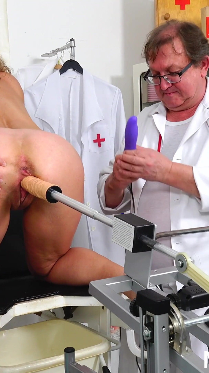 Mature Gyno Exam: Pemeriksaan spekulum rektum dan orgasme mesin MILF panas