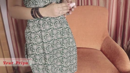 ホットメイドのプリヤがバイブレーターを楽しむと、オーナーがヒンディー語の音声で彼を誘惑する