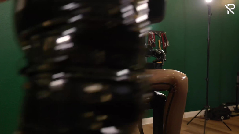 Rubber pervs: 노예 의자에서 가스 마스크를 쓴 소녀와 노는 1부