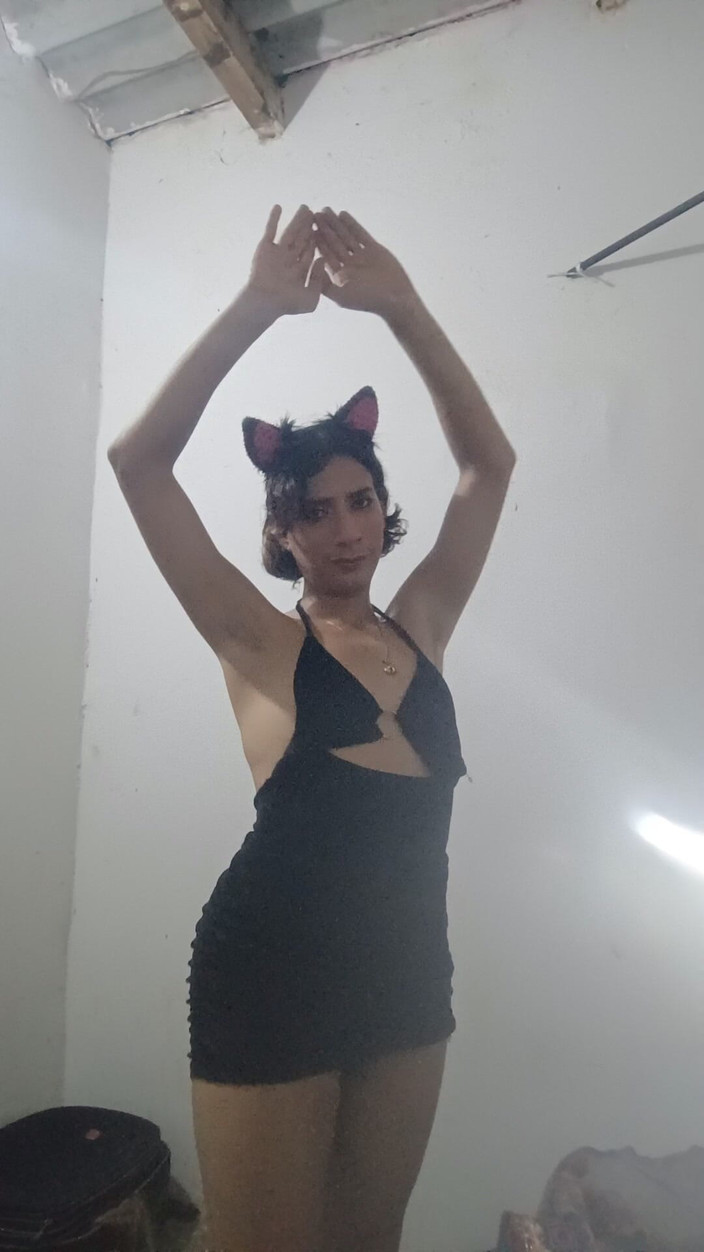 Femboy from Colombia: 黒い服を着て、この女の子が踊りを踊る