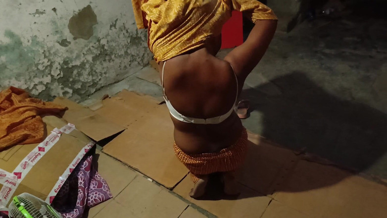 Nirman: 大屁股哥换衣服和男孩守望