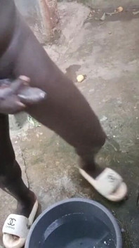 Africký princ s obřím velkým černým pérem dělá sextape, zatímco je v umývách