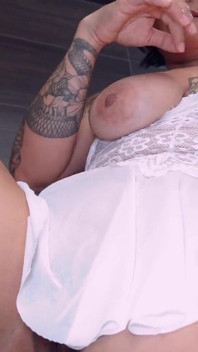 Orta yaşlı seksi kadın el duşuyla orgazm oluyor