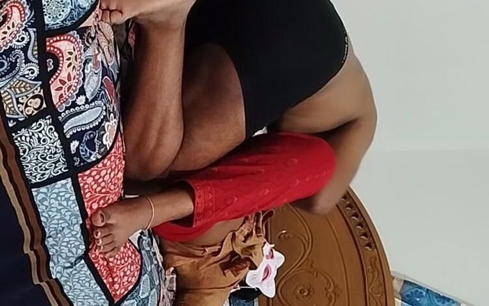 akashprimex790: Tante seksi rambut pirang lagi asik muasin memek mereka di...