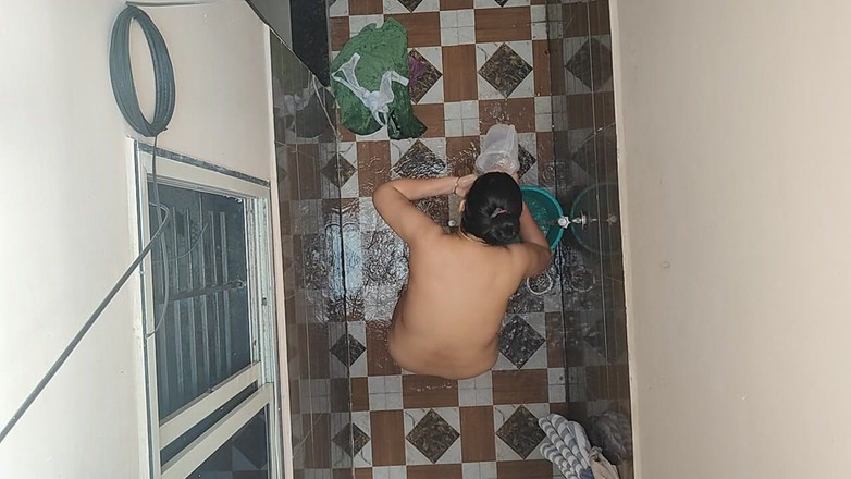 Crystalcouple: Ternampak adik ipar jiran bermandi