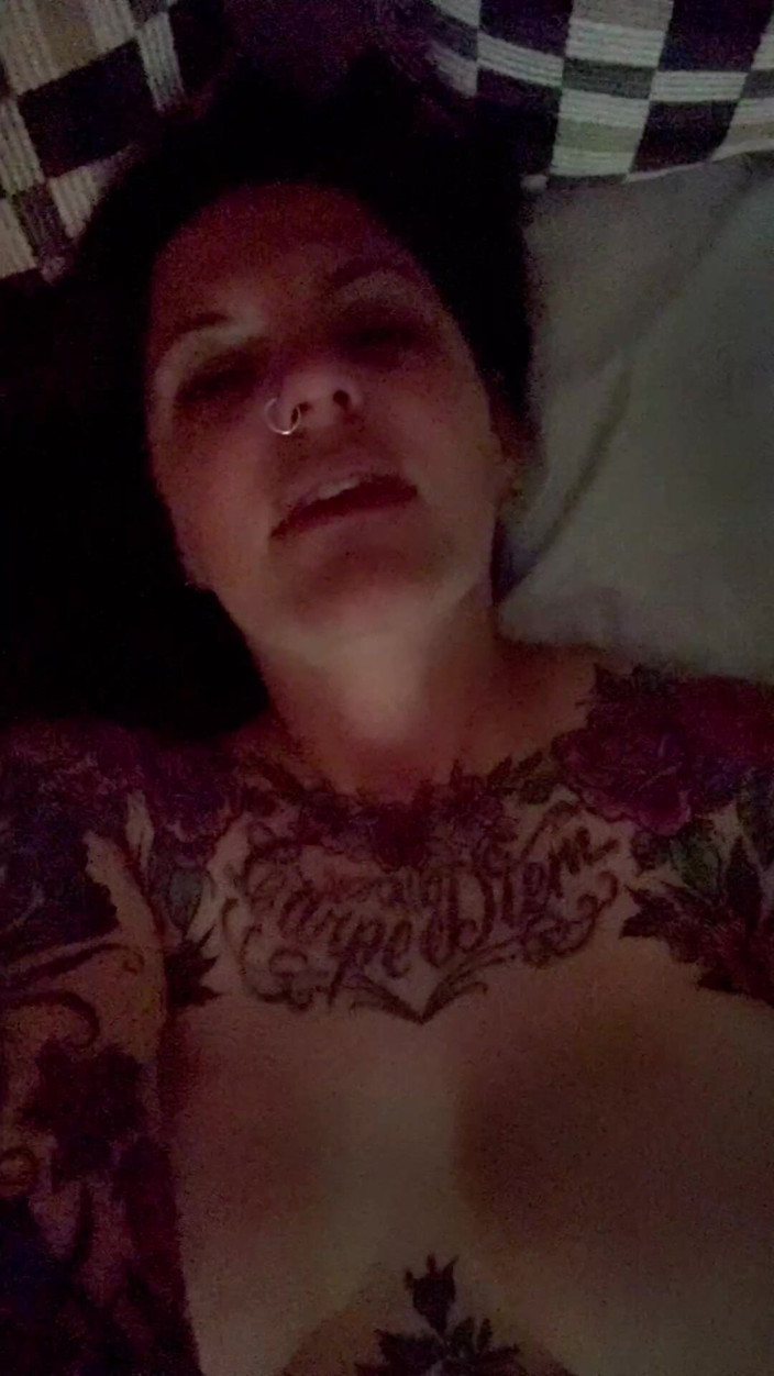 Carrie Capri: Masturbarsi e sborrando così forte nel cuore della notte