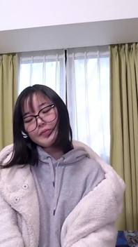 好学女孩被老男人压倒了，颤抖的反应导致激烈的中出遭遇