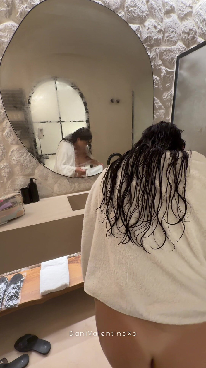 Dani Valentina: Succosa latina si spoglia di un piccolo bikini davanti alla...