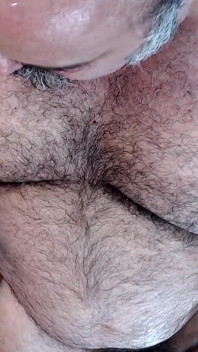 Bullmusclejoe benutzt den dildo seines freundes, um seinen eigenen arsch zu probieren!