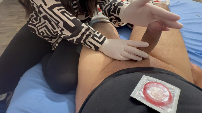 AmayaMori: 戴着医用手套的印度继妹用避孕套挤我的鸡巴