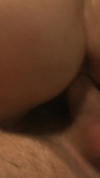 Sie verführt einen kleinen jungen, einen orgasmus zu erleben