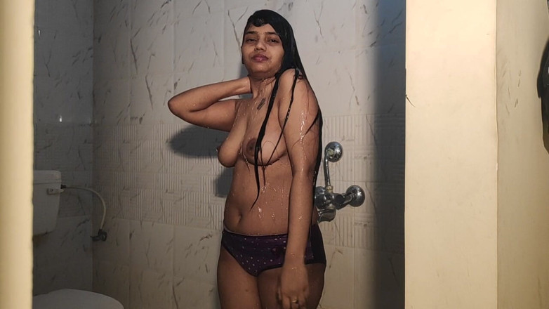 Alia Advani: Hintli yetişkin model alia advani buharlı duş gösterisi