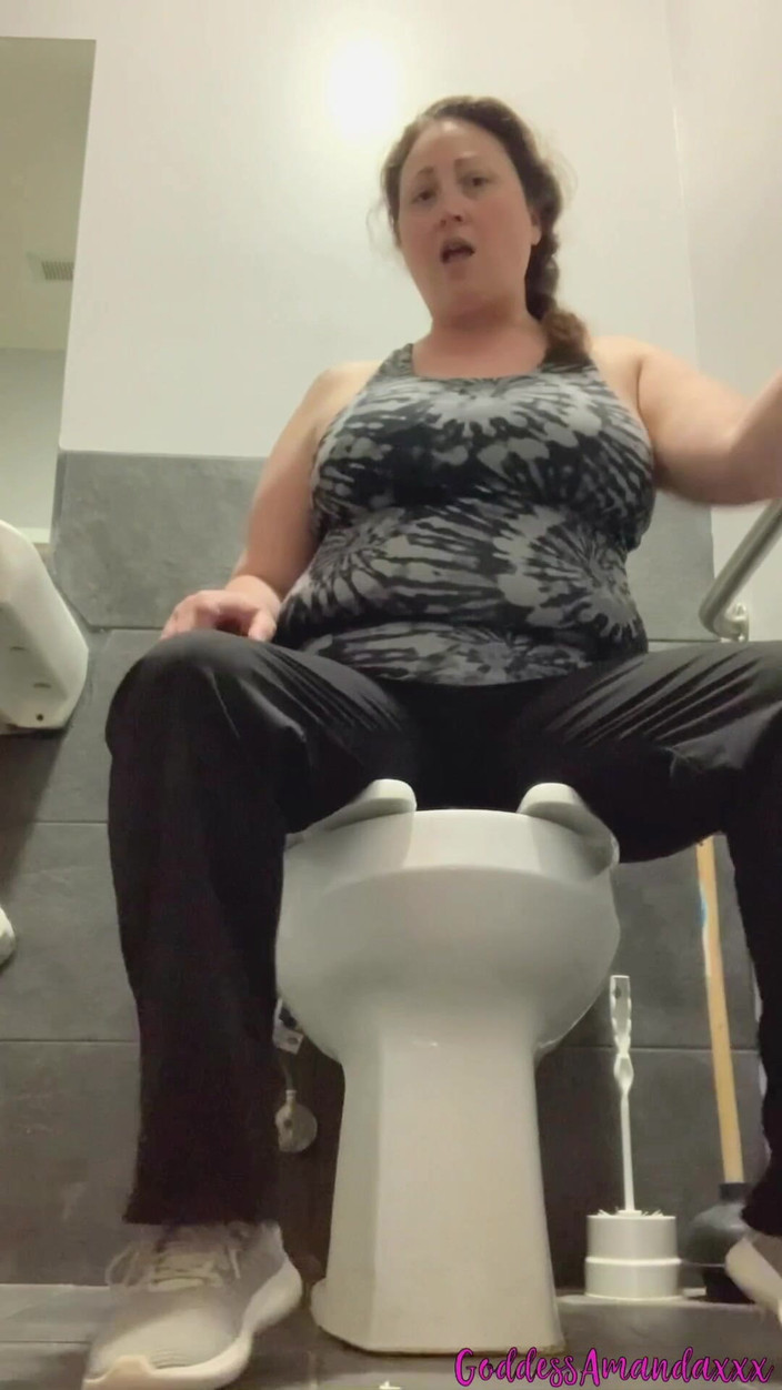 Goddess Amanda: Поклоняйся писающей киске, заднице и ступням моей богини