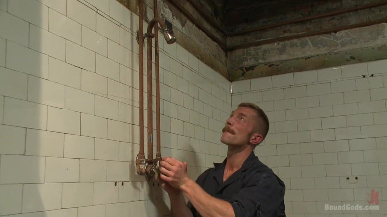 Bound gods: Der gruselige handwerker fesselt seinen neuen und fickt ihn sinnlos