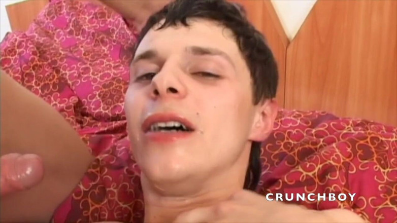 Slut twink used bareback by XXL cock: सीधा लड़का अपने समलैंगिक दोस्त को रफ चोद रहा है