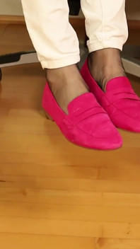 Roze suede loafers & zwarte rht nylons - langzaam voetenspel onder het bureau