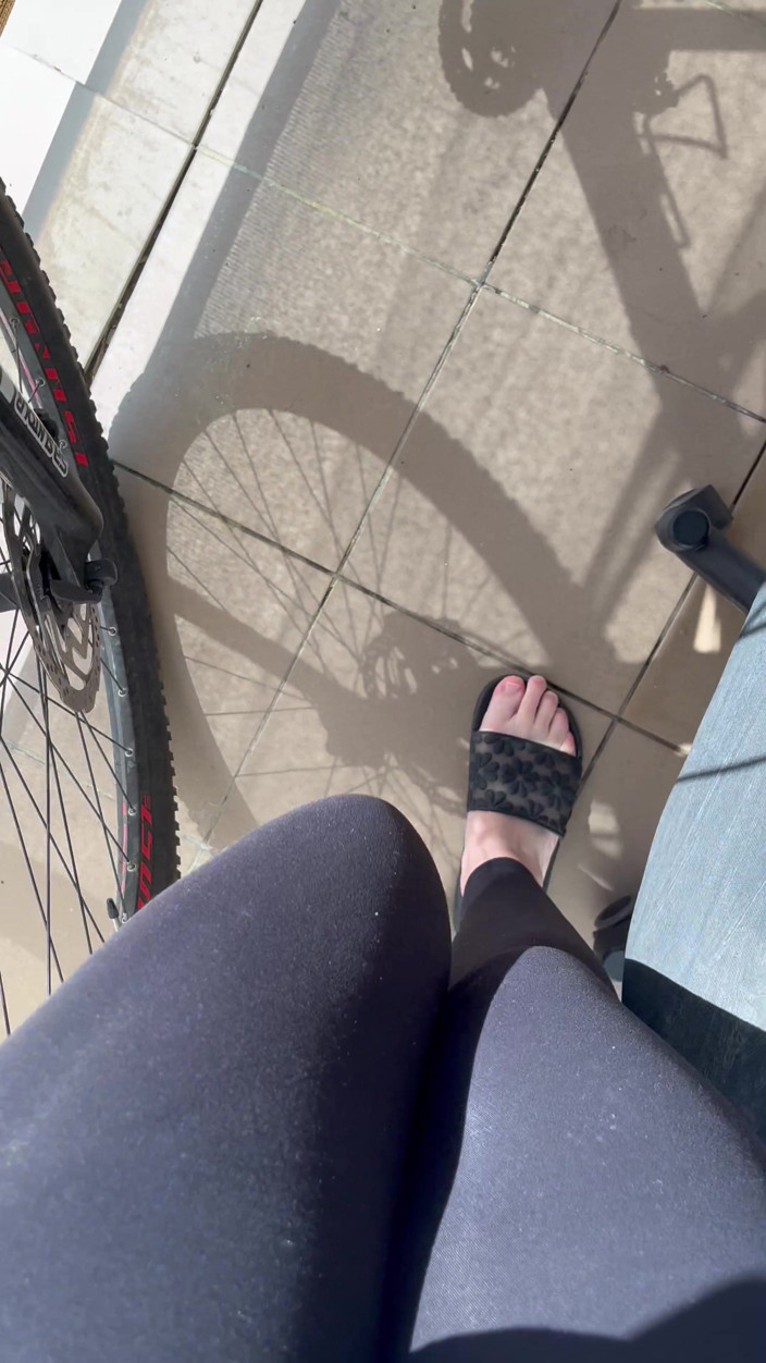 Feet: फ्लिप-फ्लॉप में पैर और फ्लिप-फ्लॉप में चलना