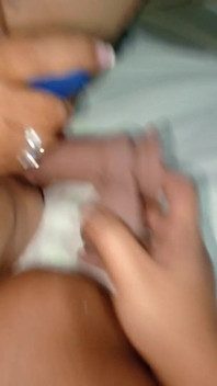 Gran clítoris y coño jugando le puse un gran consolador mientras juega con su clítoris con un vibrador