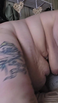 Přišel do jejího zadku