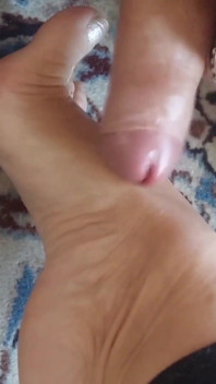 Amatör sarışın olgun evli kadın yarı giyinik seks zevkinin tadını çıkarıyor