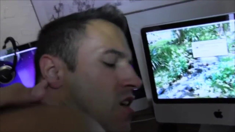 STRAIGHT BOY CURIOUS: Juan Perea ošukaná pornohvězdou Gregem Centuri