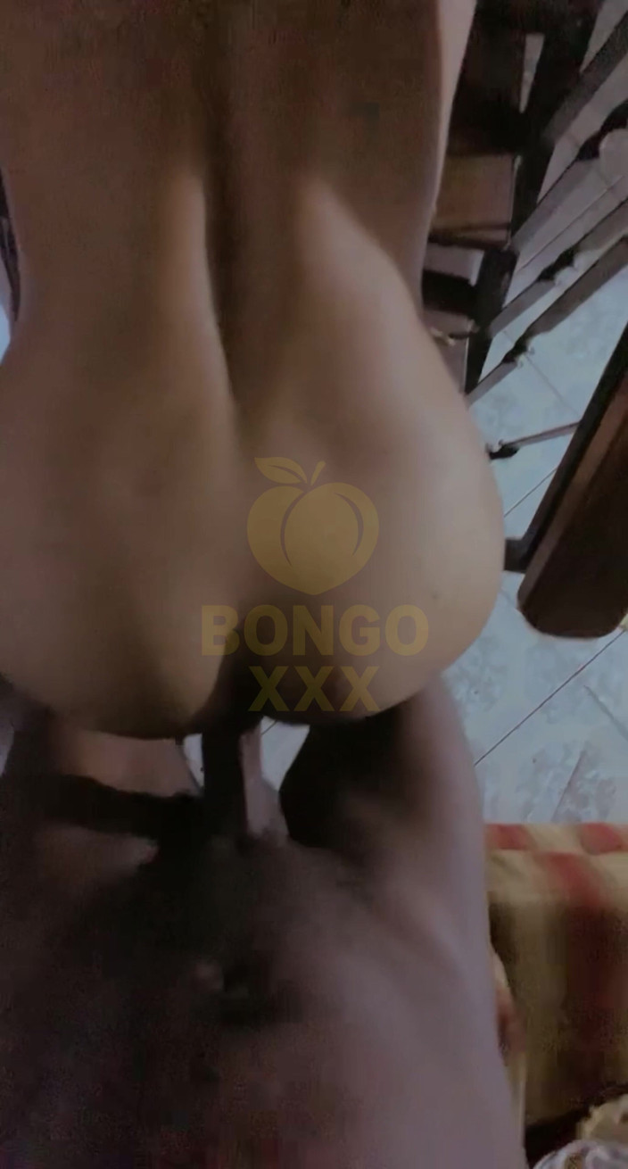 BongoXXX: Sie Liebte Es: Fickte Sie Auf Der Treppe