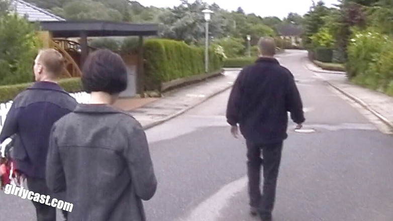 Girlycast: Lisa와 그녀의 바람난 남편 야외 쓰리섬