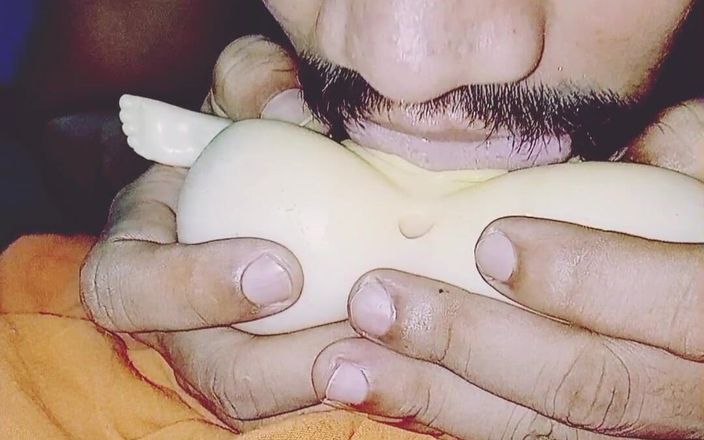 Shiv Shankar Kumar: Aku menjilat boneka seksku.