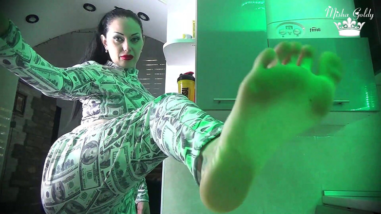 Goddess Misha Goldy: Ipnotizzato e svuotato dai miei piedi perfetti