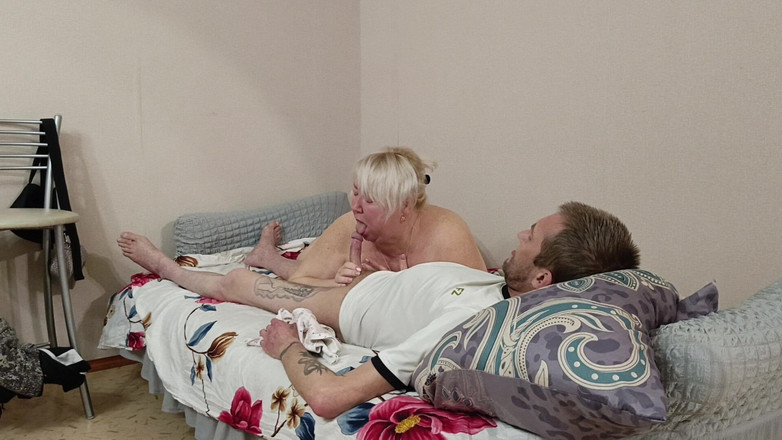 Zona901: Утро мачехи началось с глубокого минета и глотания спермы