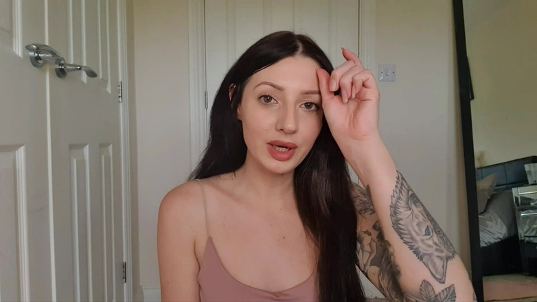 Tattooed Temptress: 어떻게 배다른아빠를 따먹을 수 있을까?