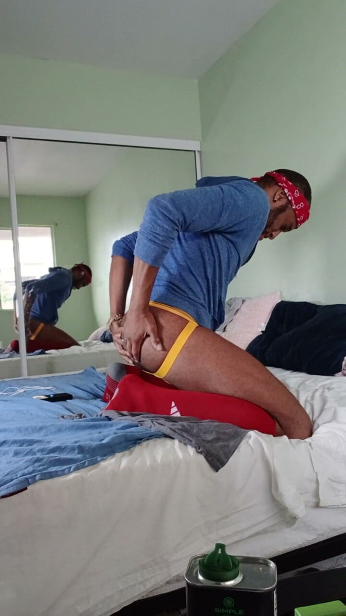 Kennie Jai: Kennie Jai melancap dalam jock kuning!