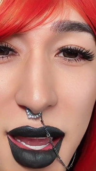 La sissy troia parlante sporca primo piano del fumo e le labbra fetish