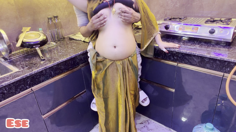 Sammy Sins: 부엌에서 배다른 여동생을 붙잡고 존나게 따먹어