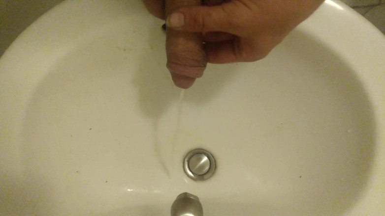 LilTaste: Orinando en mi mano, en un fregadero