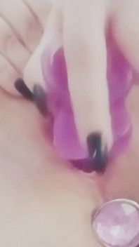 Coaching masturbatoire, baise-moi et jouis avec moi ! Cette salope excitée adore se faire baiser par les trous !
