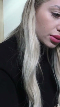 Princesa francesa bofetadas y escupiendo espejo humillación!