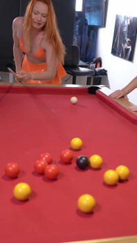 Vier lesben mit billard-cue auf dem billardtisch gespielt!