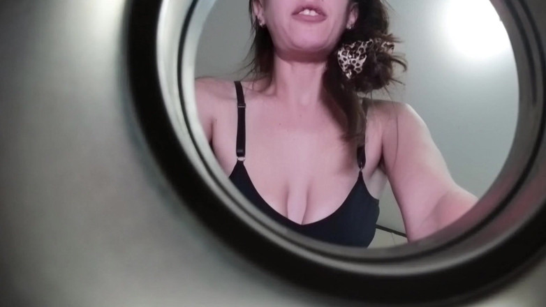 Flawless Melissa: Une Géante Nue Piège Un Homme Minuscule Et Le Fait...