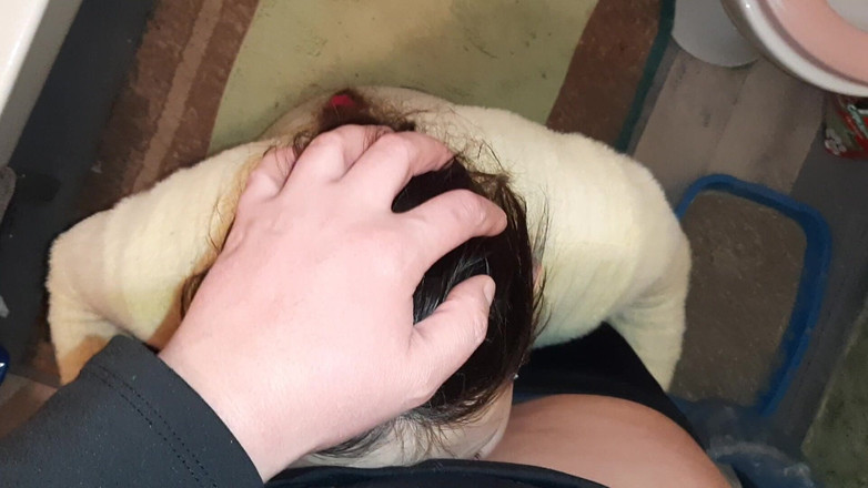 Lesbian-illusion: जब मैंने पेशाब किया, तो एक अजनबी ने मेरी चूत चाट ली