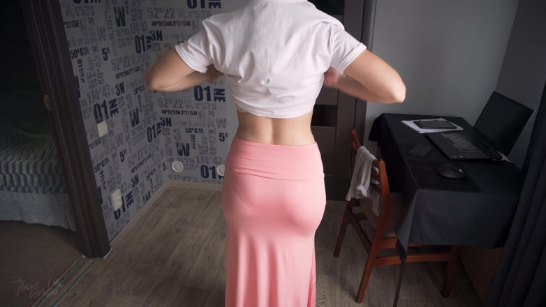 Teasecombo 4K: 긴 맥시 스커트를 입은 가시적인 팬티 라인 페티쉬