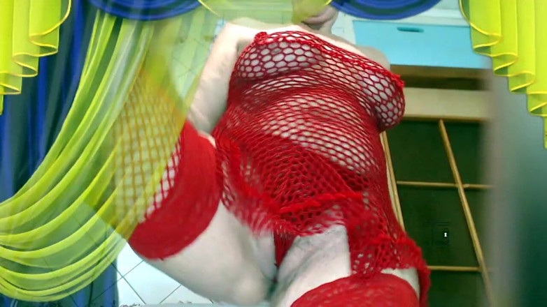 Lukerya: Lukerya caliente decidió hoy usar un rojo emocionante, cambiándose de...