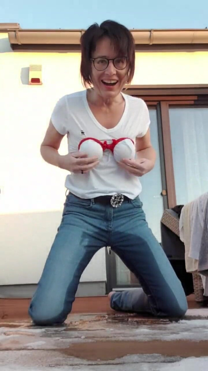 JulieEroticDress: Chorro en jeans en el balcón