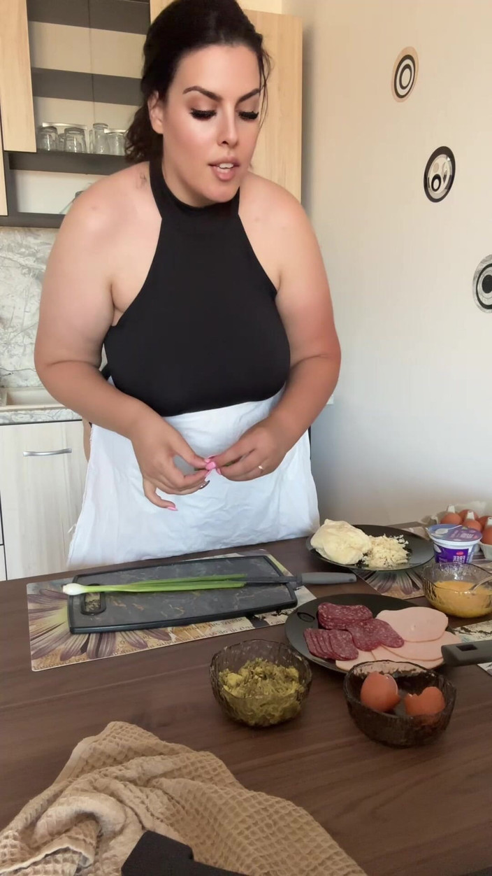 Young_strawberry: सौतेली मम्मी आपदा के लिए शेफ से ब्लोपर खाना बना रही है