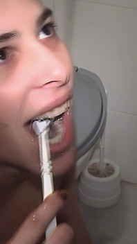 ルイーザが精液と尿で歯を洗う